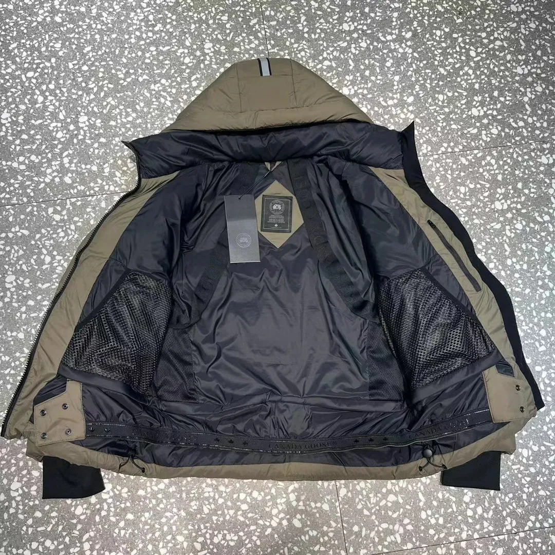 P940 2️⃣0️⃣2️⃣4️⃣The latest Canada goose black label down jacket. The goose black label down jacket is a must-have in the outerwear industry! The latest designer styles! The goose down jacket has always been a popular element of fashion and is loved by experts from all walks of life! Fashionable hooded cut, high-end customer-supplied fine goose down, high resilience, smooth zipper, strong and firm. Pockets on both sides can store small items, free your hands, and you can go out without worries. It can also meet the need of putting your hands in your pockets👏👏Produced by Big Goose, it can be used as a group uniform by many celebrities. This down jacket uses a double-layer anti-down lining design, which has strong windproof performance and will be very warm in winter! New standard 90% goose down filling, high fluffiness, windproof hooded design. When walking outdoors, pull the collar to the highest position, put your hands in the pockets and it will be very warm. It can be easily controlled by all body types! The interior is equipped with an elastic snow skirt design for better wrapping. The simple and neat style design highlights the masculine temperament. The impeccable style is classic and never goes out of style. It is warm and practical, and it is versatile! You can enter with your eyes closed!  Size: XS-XXL Color: black gray
